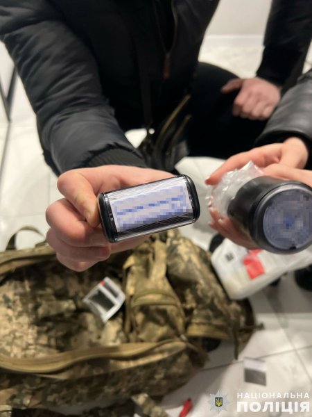 На Львівщині затримали ділка, що виготовляв фальшиві посвідчення військовозобов’язаних і перепустки
На Львівщині затримали ділка, що виготовляв фальшиві посвідчення військовозобов’язаних і перепустки