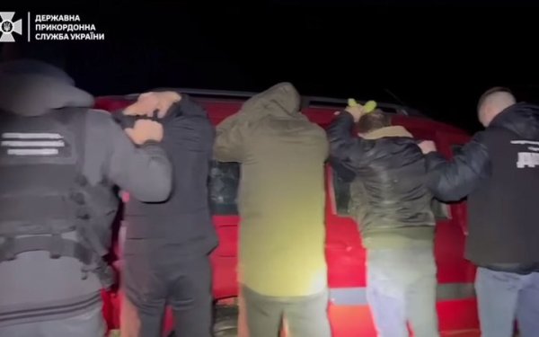 Прикордонники затримали нелегалів при спробі втекти з України
Прикордонники затримали нелегалів при спробі втекти з України