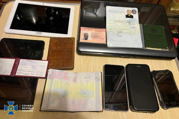 На Кіровоградщині затримали агента РФ, який у власному гаражі облаштував "пункт спостереження" за ешелонами ЗСУ
На Кіровоградщині затримали агента РФ, який у власному гаражі облаштував "пункт спостереження" за ешелонами ЗСУ