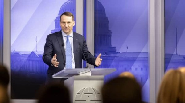 Сикорский в США попросил оружие для Украины Сикорский в США попросил оружие для Украины