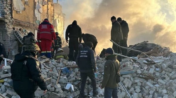 Авиабомбы на Купянск: из-под завалов достали тело женщины Авиабомбы на Купянск: из-под завалов достали тело женщины