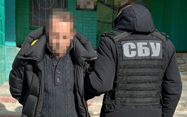 На Кіровоградщині затримали агента РФ, який у власному гаражі облаштував "пункт спостереження" за ешелонами ЗСУ
На Кіровоградщині затримали агента РФ, який у власному гаражі облаштував "пункт спостереження" за ешелонами ЗСУ