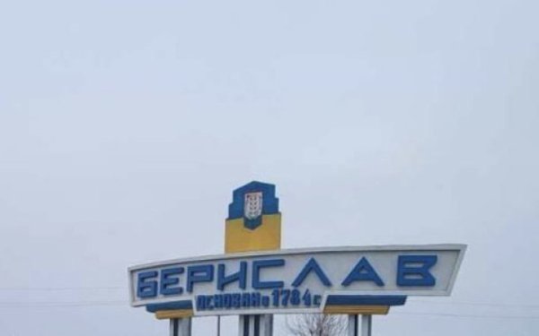 У Бериславі ворог тричі скинув вибухівку з дрона біля гуманітарного штабу, постраждала жінка
У Бериславі ворог тричі скинув вибухівку з дрона біля гуманітарного штабу, постраждала жінка