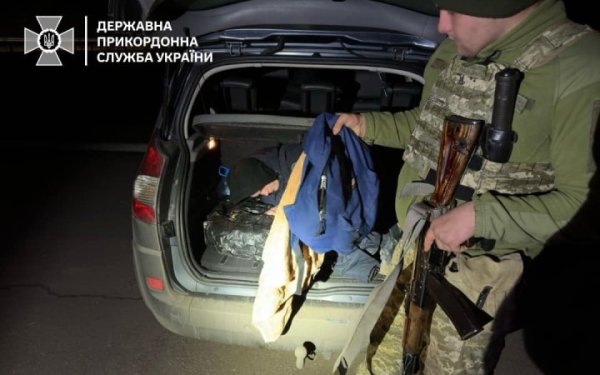 Прикордонники знайшли нелегала-втікача в багажнику автомобіля
Прикордонники знайшли нелегала-втікача в багажнику автомобіля