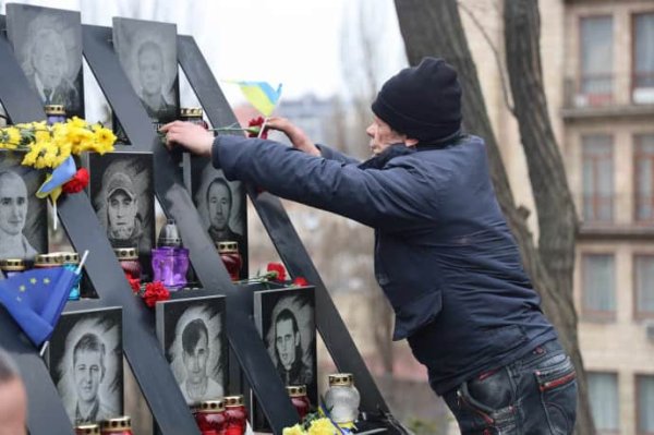 Зеленский с супругой в Киеве почтил память героев Небесной сотни Зеленский с супругой в Киеве почтил память героев Небесной сотни