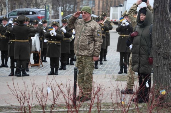 Зеленский с супругой в Киеве почтил память героев Небесной сотни Зеленский с супругой в Киеве почтил память героев Небесной сотни
