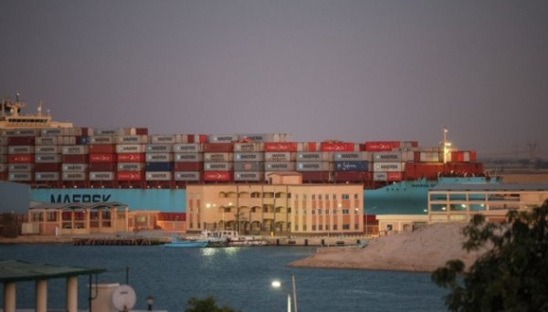 Дохід Суецького каналу впав майже вдвічі через атаки хуситів - Bloomberg Дохід Суецького каналу впав майже вдвічі через атаки хуситів - Bloomberg