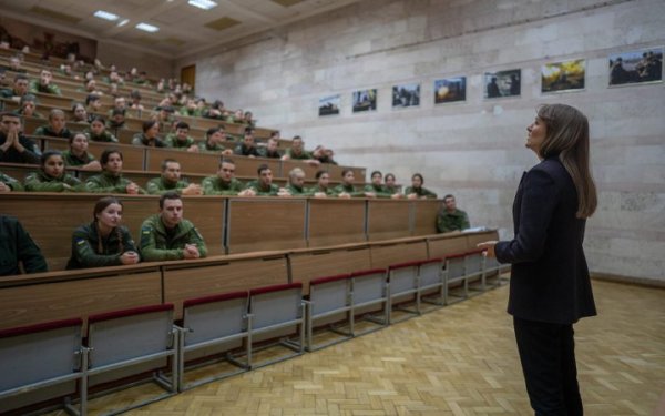 Спеціалісти зі США навчатимуть курсантів військових вишів України
Спеціалісти зі США навчатимуть курсантів військових вишів України