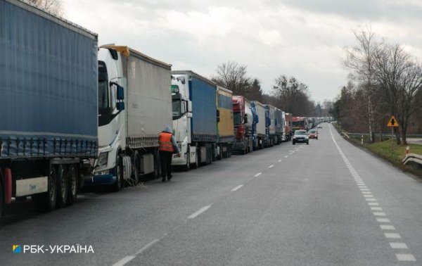 В Польше протестующие высыпали на дорогу зерно из украинских фур
В Польше протестующие высыпали на дорогу зерно из украинских фур