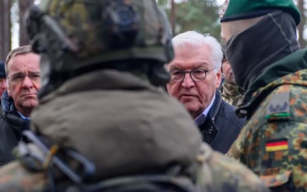 Президент Німеччини відвідав українських танкістів, які навчаються на "Леопардах"
Президент Німеччини відвідав українських танкістів, які навчаються на "Леопардах"