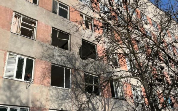 За добу росіяни випустили 88 снарядів по Херсонщині, а зранку обстрілюють місто Херсон
За добу росіяни випустили 88 снарядів по Херсонщині, а зранку обстрілюють місто Херсон