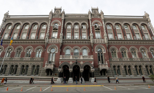 Офіційний курс на понеділок: долар ще подешевшає після вихідних Офіційний курс на понеділок: долар ще подешевшає після вихідних