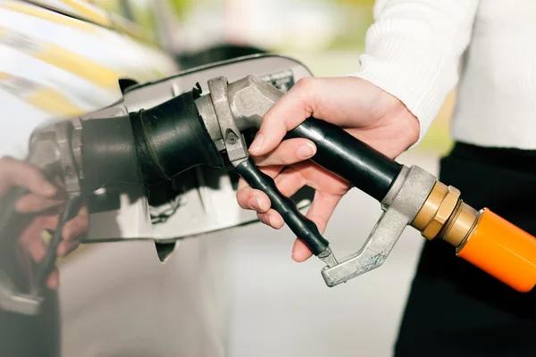 Цены на АЗС: за выходные автогаз подорожал еще на 30 копеек за литр
Цены на АЗС: за выходные автогаз подорожал еще на 30 копеек за литр