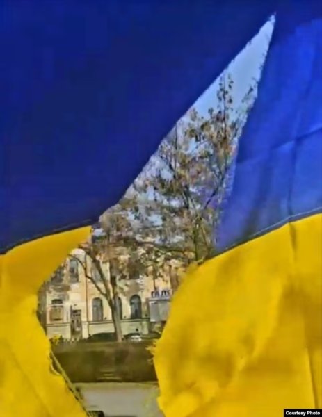 В центре Днепра вандалы порезали государственные флаги на Аллее почета В центре Днепра вандалы порезали государственные флаги на Аллее почета