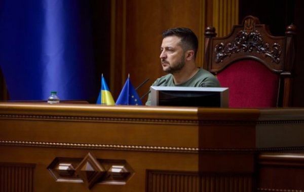 Зеленський вперше за два роки збирає на зустріч фракцію "Слуги народу"
Зеленський вперше за два роки збирає на зустріч фракцію "Слуги народу"