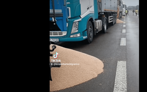 На "Ягодин-Дорогуськ" польські фермери висипали зерно з українських вантажівок (відео) На "Ягодин-Дорогуськ" польські фермери висипали зерно з українських вантажівок (відео)