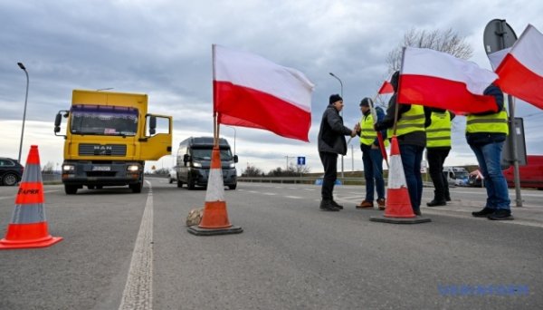 Блокада кордону: протестувальники на чотирьох пунктах перекрили рух вантажівок до Польщі Блокада кордону: протестувальники на чотирьох пунктах перекрили рух вантажівок до Польщі