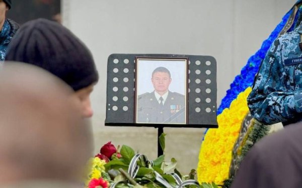 В Одесі попрощалися з родиною, яка загинула внаслідок російської дронової атаки
В Одесі попрощалися з родиною, яка загинула внаслідок російської дронової атаки