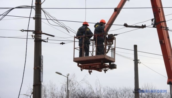 У дев’яти областях України енергетики відновлюють пошкоджене росіянами обладнання У дев’яти областях України енергетики відновлюють пошкоджене росіянами обладнання