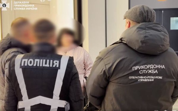 Правоохоронці викрили жінку з інвалідністю, яка пропонувала допомогти “клієнту” виїхати за кордон
Правоохоронці викрили жінку з інвалідністю, яка пропонувала допомогти “клієнту” виїхати за кордон