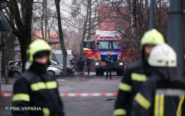 З'явилися фото і відео наслідків ракетної атаки на Київ
З'явилися фото і відео наслідків ракетної атаки на Київ