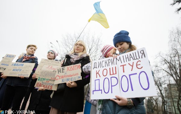 
Не день "весни й краси". Історія свята 8 березня та чи скасують його в Україні 