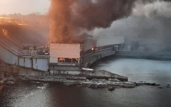 Окупанти вдарили по ДніпроГЕС, спалахнула пожежа: чи є загроза прориву
Окупанти вдарили по ДніпроГЕС, спалахнула пожежа: чи є загроза прориву