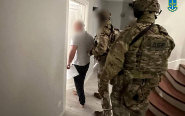 Незаконно придбав ділянки, авто та квартиру у Києві: затримали експосадовця Сил логістики
Незаконно придбав ділянки, авто та квартиру у Києві: затримали експосадовця Сил логістики