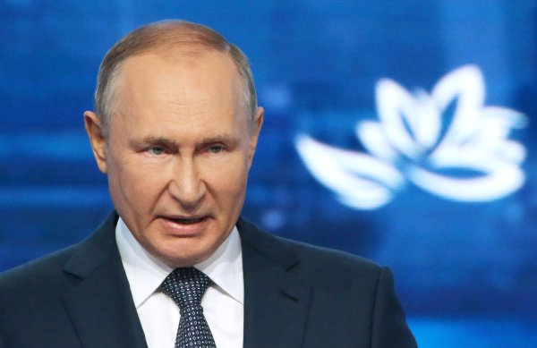 Путін "виграв". Що чекає на РФ після виборів та до чого готуватися Україні
Путін "виграв". Що чекає на РФ після виборів та до чого готуватися Україні