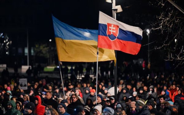 У Словаччині відбувся мітинг на підтримку України
У Словаччині відбувся мітинг на підтримку України