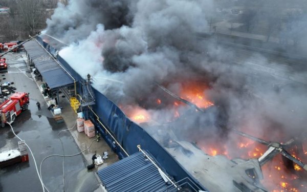 Через російський обстріл у Нікополі виникла масштабна пожежа
Через російський обстріл у Нікополі виникла масштабна пожежа