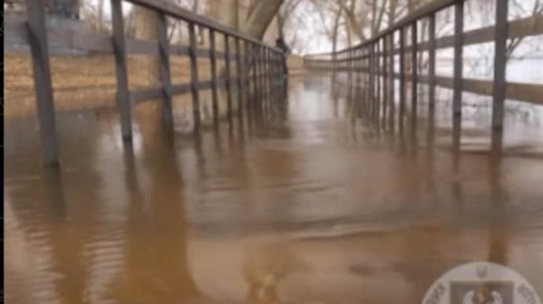 Киев: уровень воды в Днепре рекордно поднялся Киев: уровень воды в Днепре рекордно поднялся