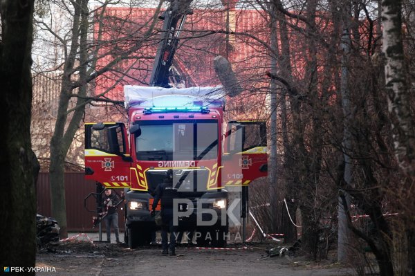 Нерозірваний снаряд, вибиті вікна та глибока вирва. Наслідки атаки на Київ у фото
Нерозірваний снаряд, вибиті вікна та глибока вирва. Наслідки атаки на Київ у фото