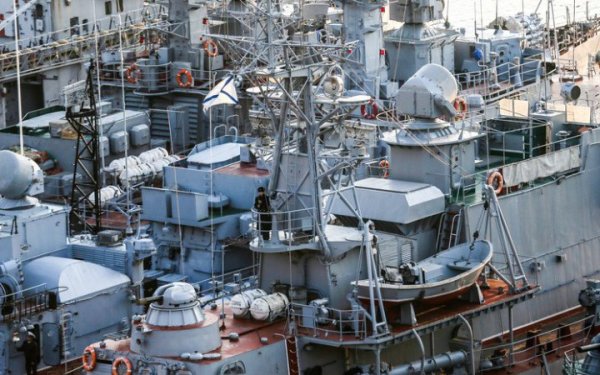 РФ встановлює баржі у Чорному морі, щоб зберегти залишки флоту, — розвідка
РФ встановлює баржі у Чорному морі, щоб зберегти залишки флоту, — розвідка