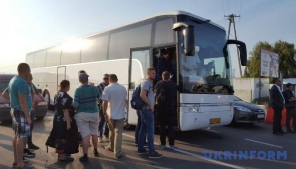 Через порушення правил перетину кордону призупинили ліцензії близько 90 перевізників Через порушення правил перетину кордону призупинили ліцензії близько 90 перевізників