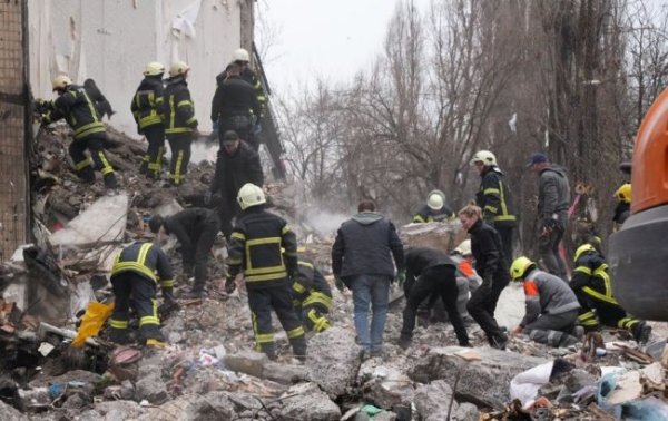 Рятувальна операція продовжується. Що відомо про удар по багатоповерхівці в Одесі
Рятувальна операція продовжується. Що відомо про удар по багатоповерхівці в Одесі
