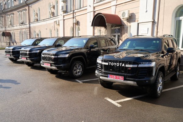 Українські прокурори отримали від посольства США шість броньованих авто
                                