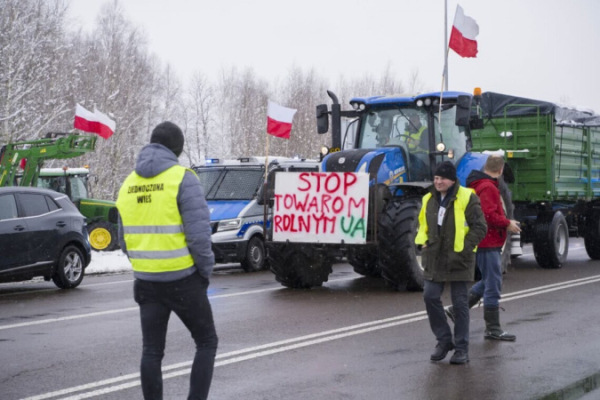 Польские фермеры полностью заблокировали пункт пропуска «Шегини» на границе с Украиной
Польские фермеры полностью заблокировали пункт пропуска «Шегини» на границе с Украиной