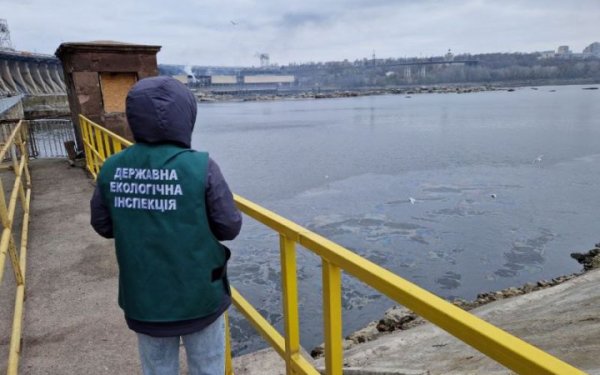 Після влучання в ДніпроГЕС екологи зафіксували засмічення ґрунтів і витік нафтопродуктів
Після влучання в ДніпроГЕС екологи зафіксували засмічення ґрунтів і витік нафтопродуктів