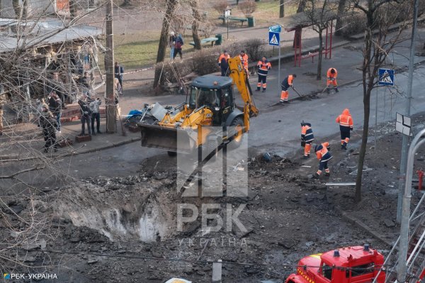 Нерозірваний снаряд, вибиті вікна та глибока вирва. Наслідки атаки на Київ у фото
Нерозірваний снаряд, вибиті вікна та глибока вирва. Наслідки атаки на Київ у фото