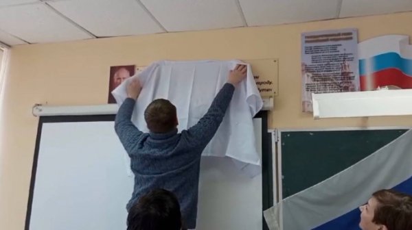 Портрет Путина завесили простыней: в России фиксируют нарушения на "выборах" президента Портрет Путина завесили простыней: в России фиксируют нарушения на "выборах" президента