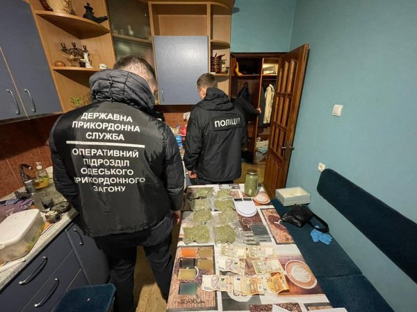 На Одещині викрили наркодилерів, які розповсюджували "товар" по всій Україні
На Одещині викрили наркодилерів, які розповсюджували "товар" по всій Україні
