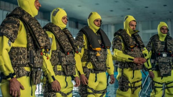 Минобороны показало испытания "плавучих бронежилетов" для спецподразделений ВСУ Минобороны показало испытания "плавучих бронежилетов" для спецподразделений ВСУ