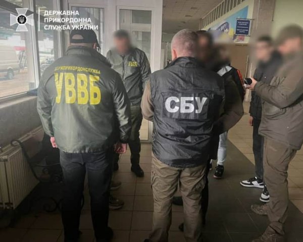Предлагал $9000 взятки, чтобы выехать за границу: правоохранители задержали уклониста Предлагал $9000 взятки, чтобы выехать за границу: правоохранители задержали уклониста