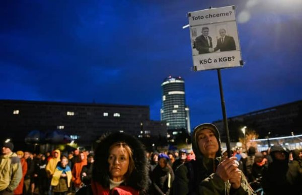 СМИ: Несколько тысяч человек в Словакии вышли на митинг против правительства и в поддержку Украины СМИ: Несколько тысяч человек в Словакии вышли на митинг против правительства и в поддержку Украины