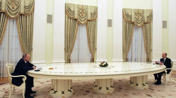 Шольц говорит, что не общался с Путиным с декабря 2022 года и вспомнил долгий стол в Кремле Шольц говорит, что не общался с Путиным с декабря 2022 года и вспомнил долгий стол в Кремле