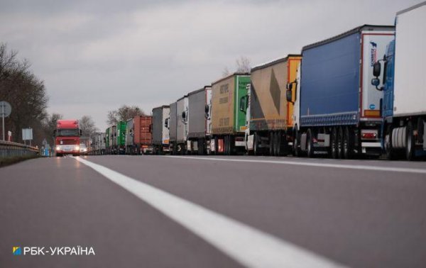 Кілометрові черги та заблоковані пункти пропуску: репортаж з польського кордону
Кілометрові черги та заблоковані пункти пропуску: репортаж з польського кордону