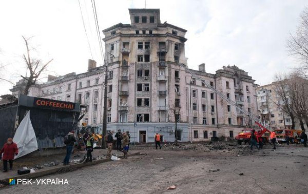 Нерозірваний снаряд, вибиті вікна та глибока вирва. Наслідки атаки на Київ у фото
Нерозірваний снаряд, вибиті вікна та глибока вирва. Наслідки атаки на Київ у фото