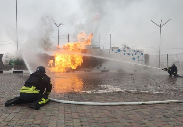 На Дніпропетровщині через ворожі обстріли пошкоджена АЗС
На Дніпропетровщині через ворожі обстріли пошкоджена АЗС