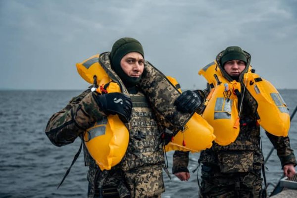 Минобороны показало испытания "плавучих бронежилетов" для спецподразделений ВСУ Минобороны показало испытания "плавучих бронежилетов" для спецподразделений ВСУ